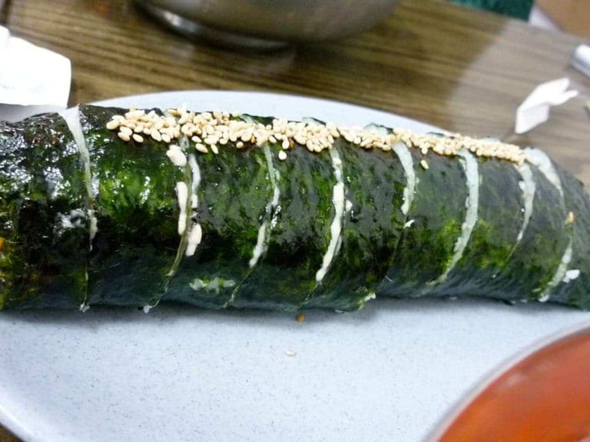 Sliced seaweed rice rolls filled with tuna and vegetables