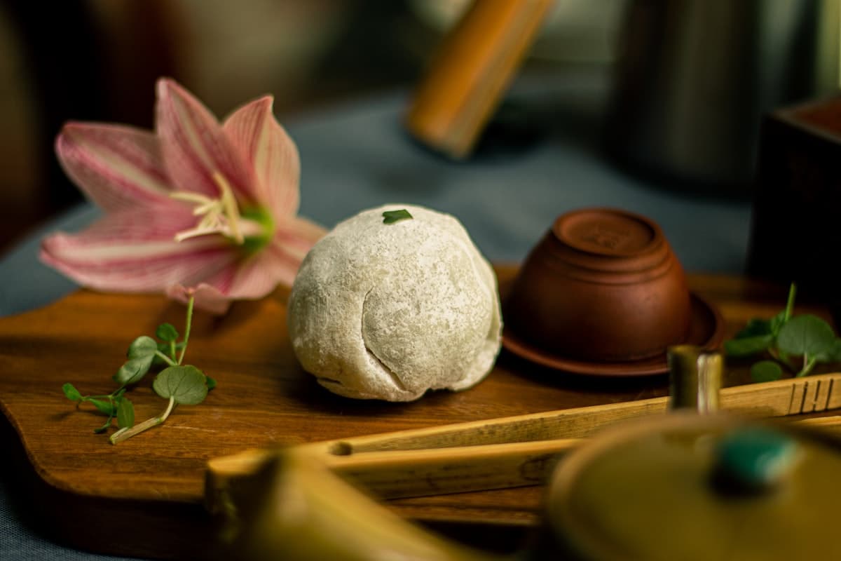 A round mochi-like rice cake dusted with white starch