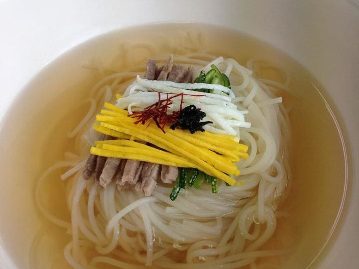 Thin wheat noodles in clear broth topped with egg strips and vegetables