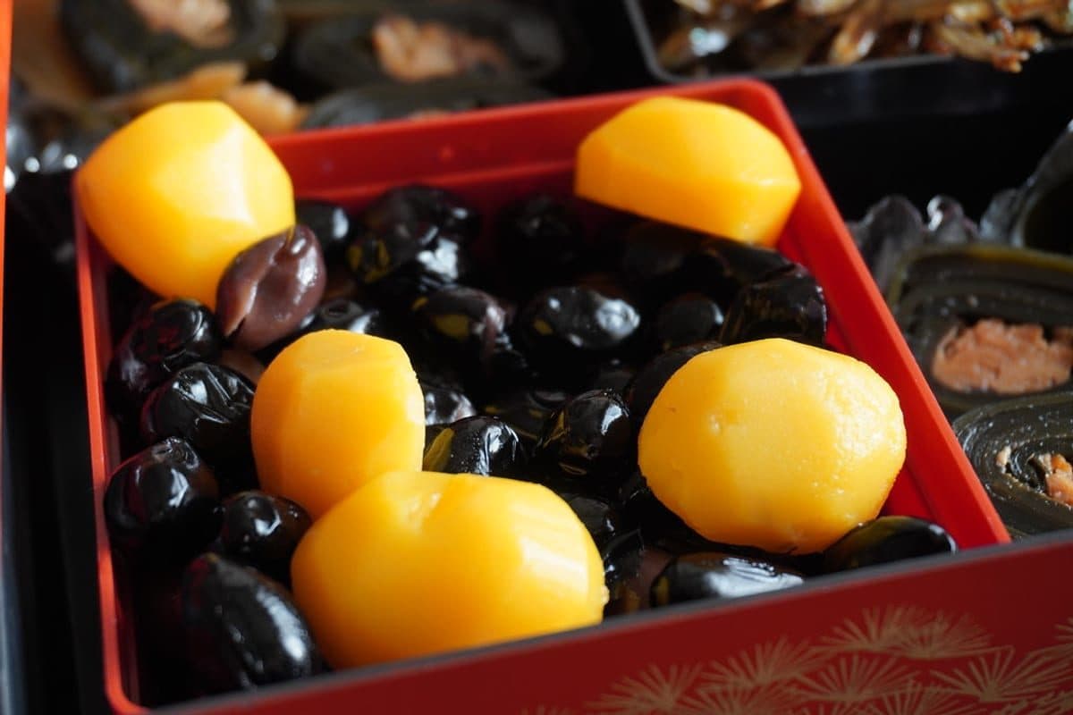 Dried black soybeans
