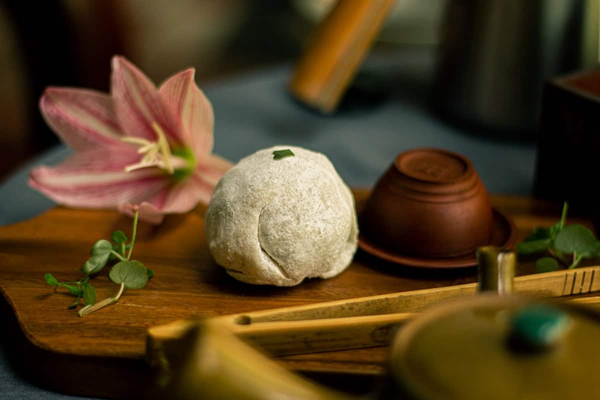 A round mochi-like rice cake dusted with white starch