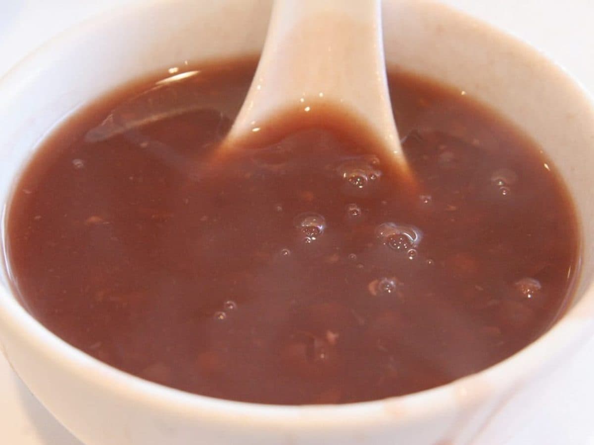 Whole dried red beans in a pile