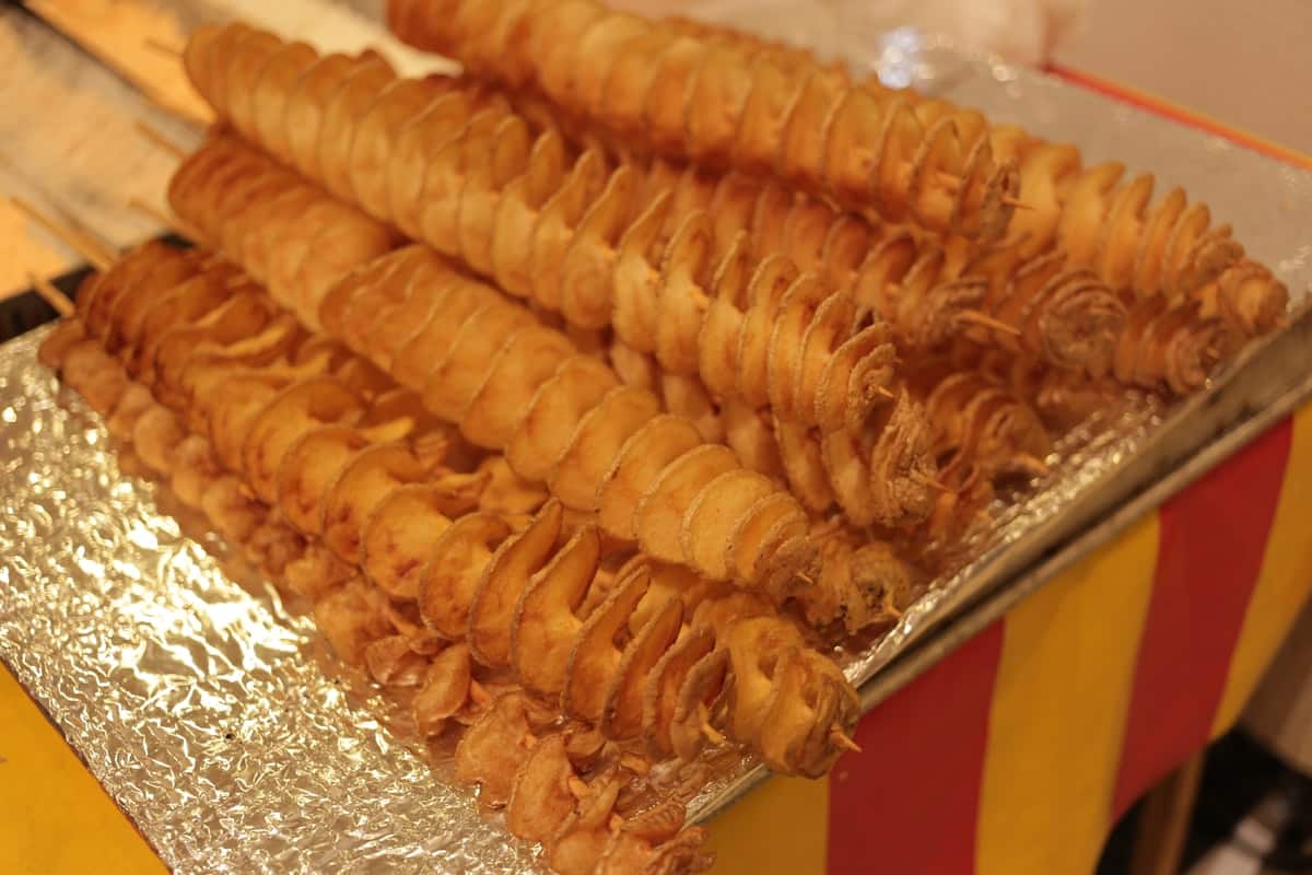 Spiral-cut potatoes on skewers, deep-fried golden