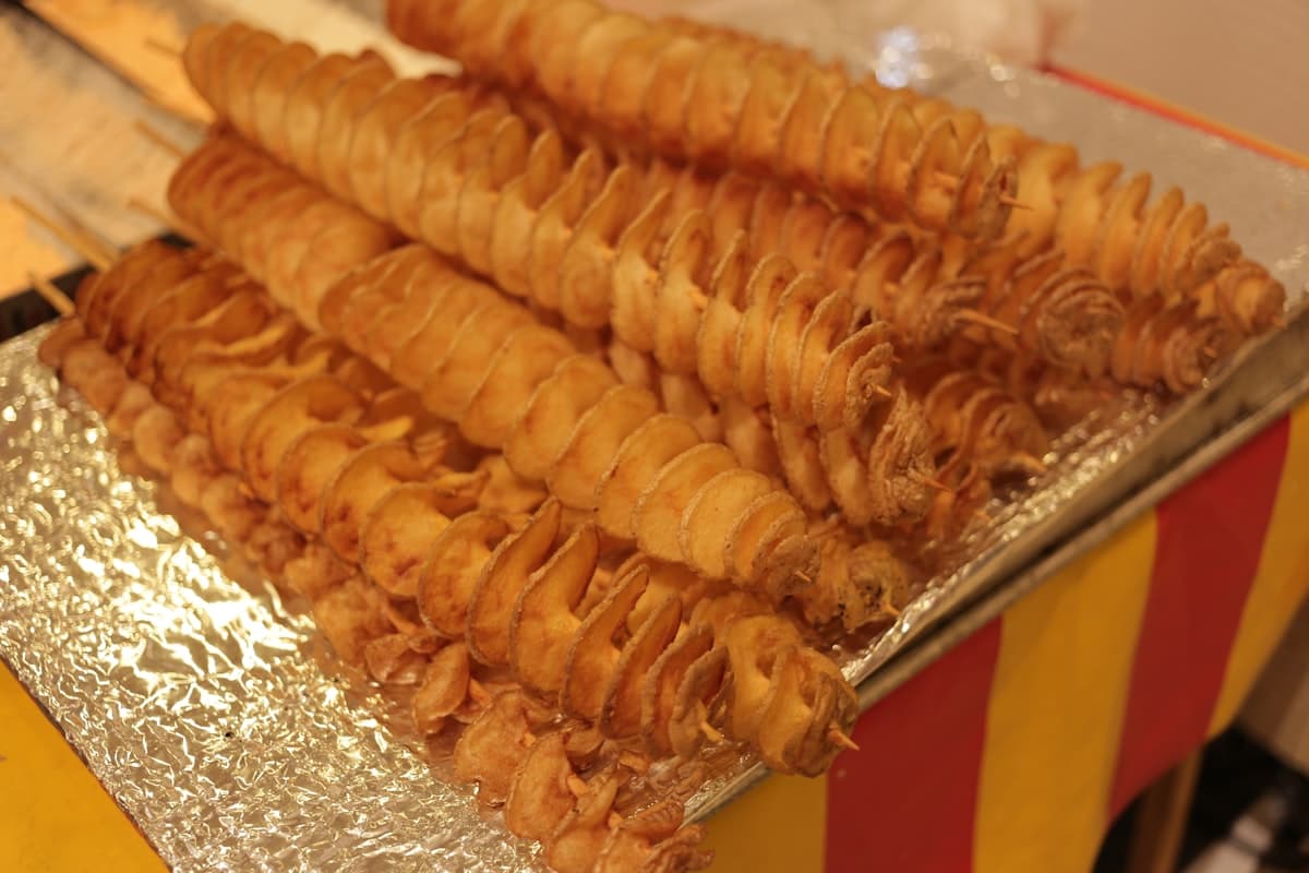 Spiral-cut potatoes on skewers, deep-fried golden